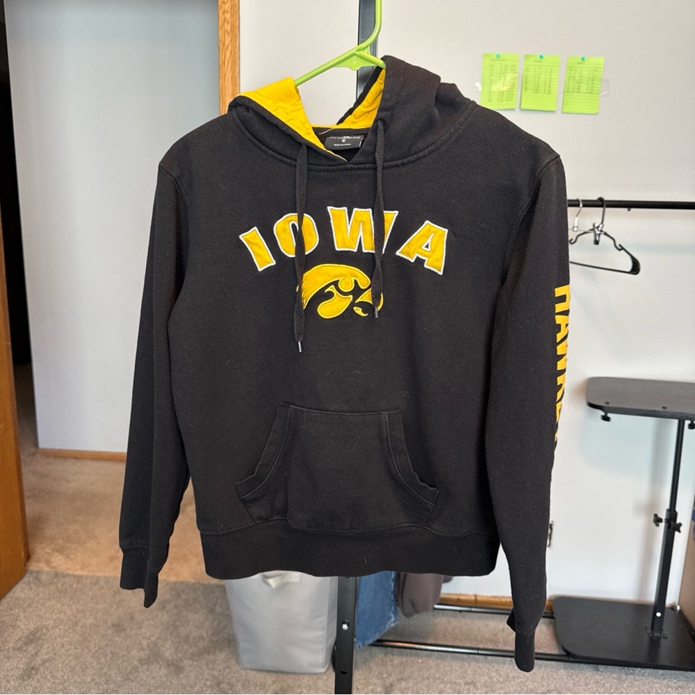 Colosseum Black and Gold Iowa Hawkeyes Crewneck Hoodie
